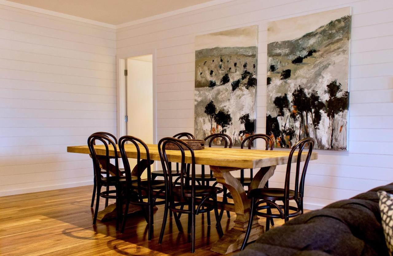Hotel Goonoo Goonoo Station Tamworth Zewnętrze zdjęcie A dining room with a Thonet chair set